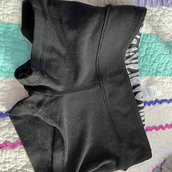 Reversible ivivva shorts - Picture 3 of 4